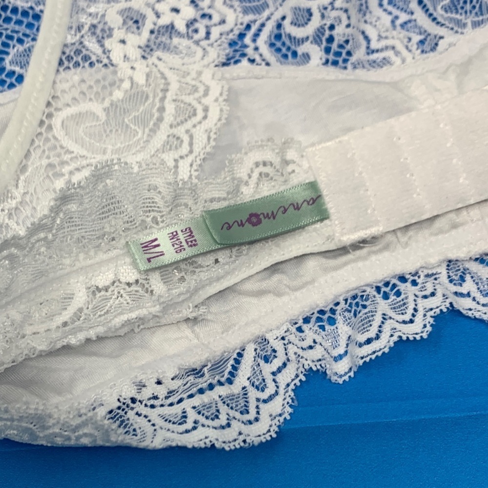 White Stretch Lace Keyhole Front and Back Bralette - Picture 4 of 5